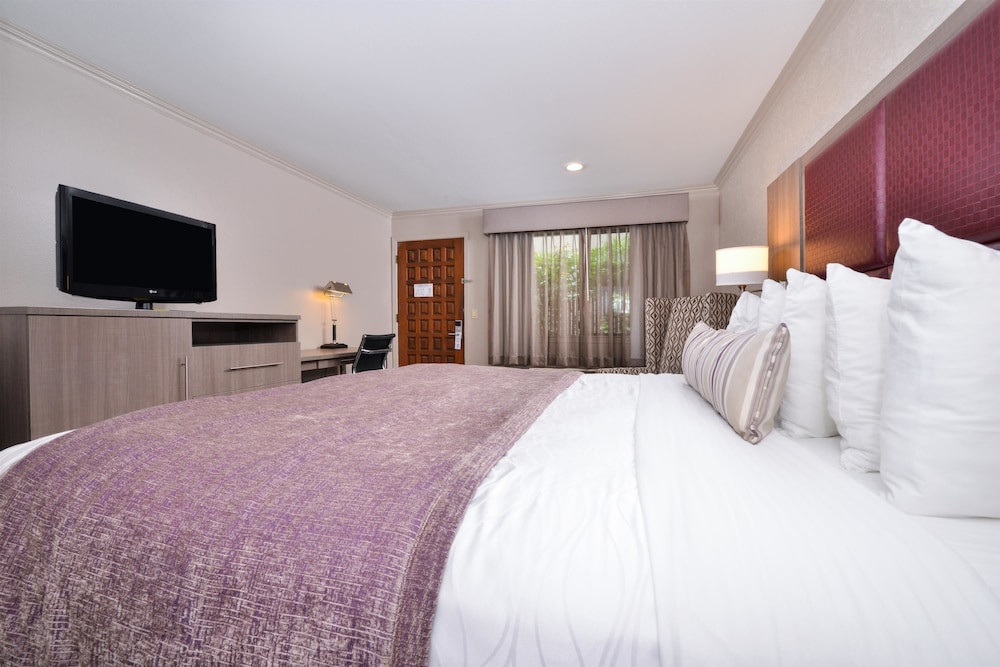 Suite, 1 King Bed, Non Smoking, Jetted Tub - Photo 1