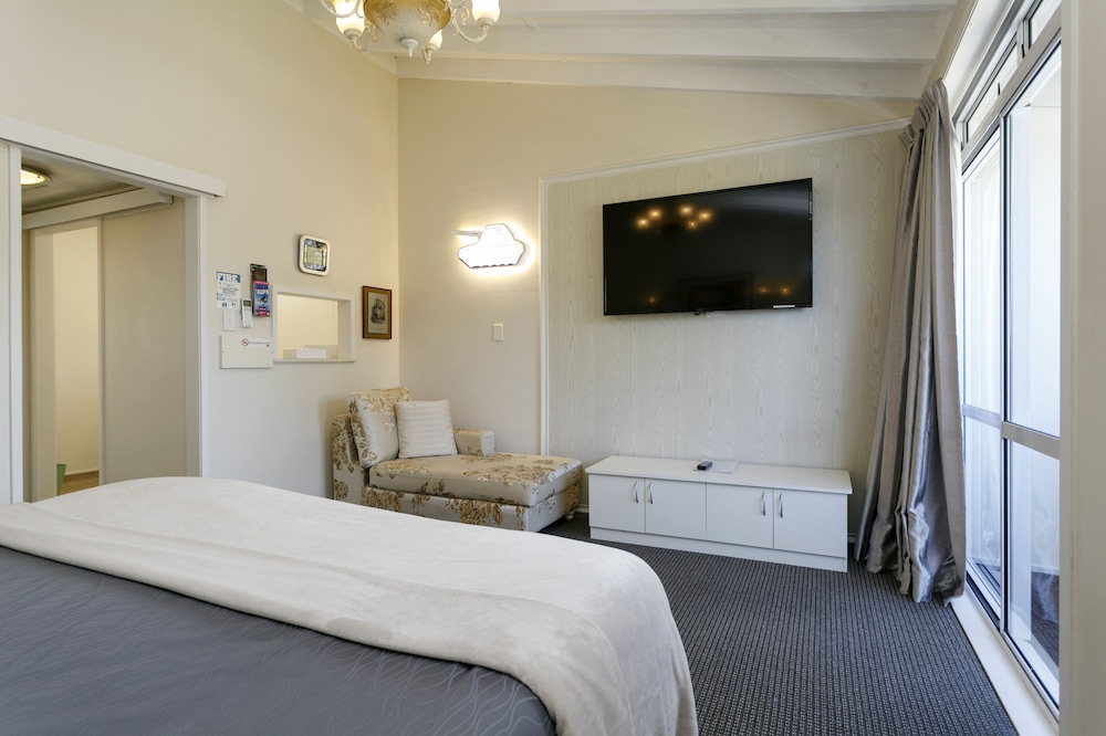 1 Bedroom Super King Suite with Balcony (upper floor no spa) photo 2