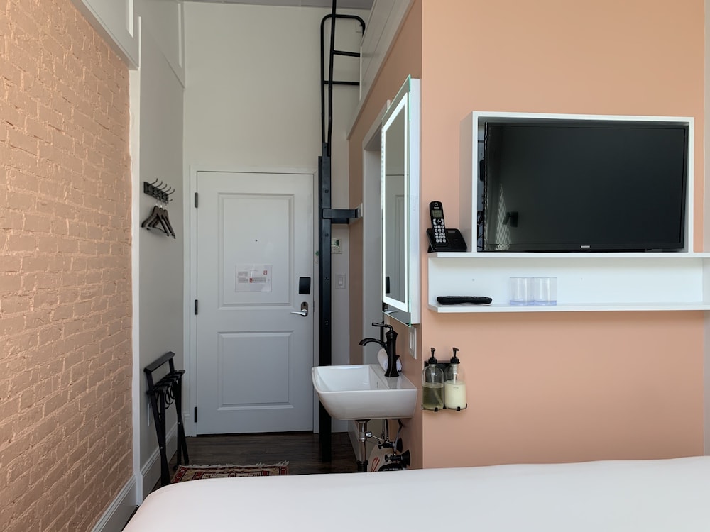 Standard Room (King Quarters with Twin Loft) photo 2