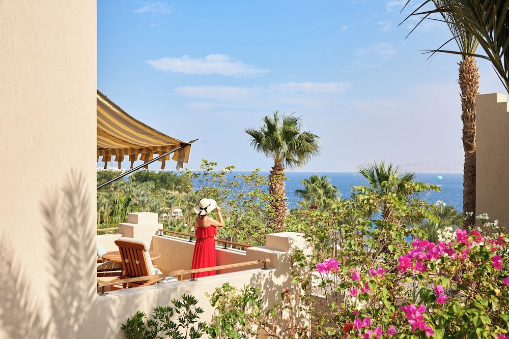 Deluxe Room, 1 King Bed, Sea View - Photo 2