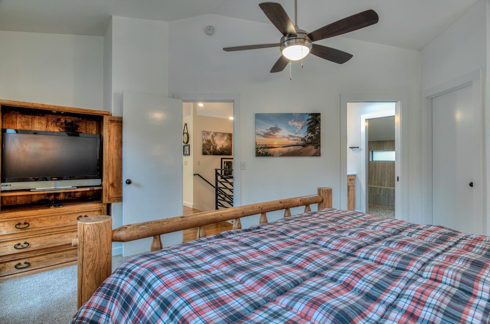 House, Multiple Beds (Diamond Peak - Unit 20) photo 1