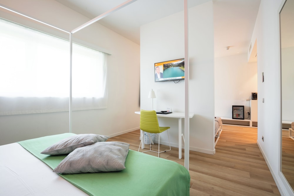 Design Suite, 1 Double Bed with Sofa bed, Accessible photo 3