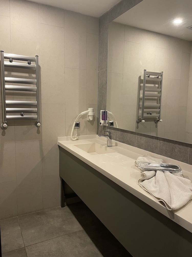 Deluxe Studio Suite, Lake View - Photo 6