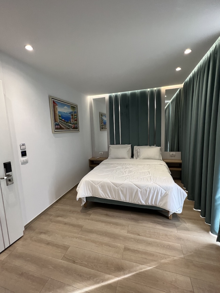 Superior Room, 1 King Bed, Hot Tub photo 3