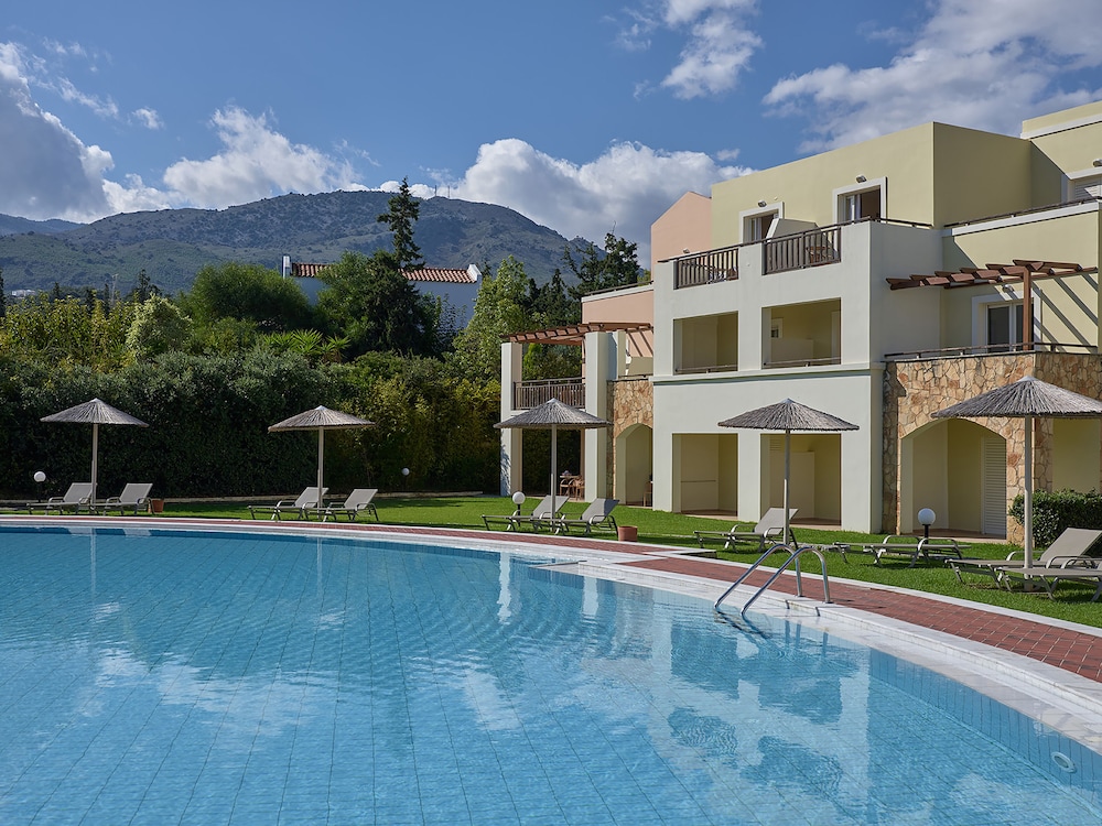Superior Double or Twin Room, Pool View - Photo 2