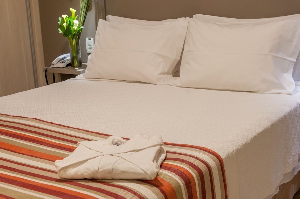 Deluxe Room, 1 Queen Bed photo 3