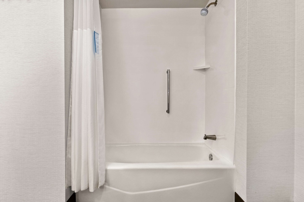 Room, 2 Queen Beds, Refrigerator & Microwave - Photo 6