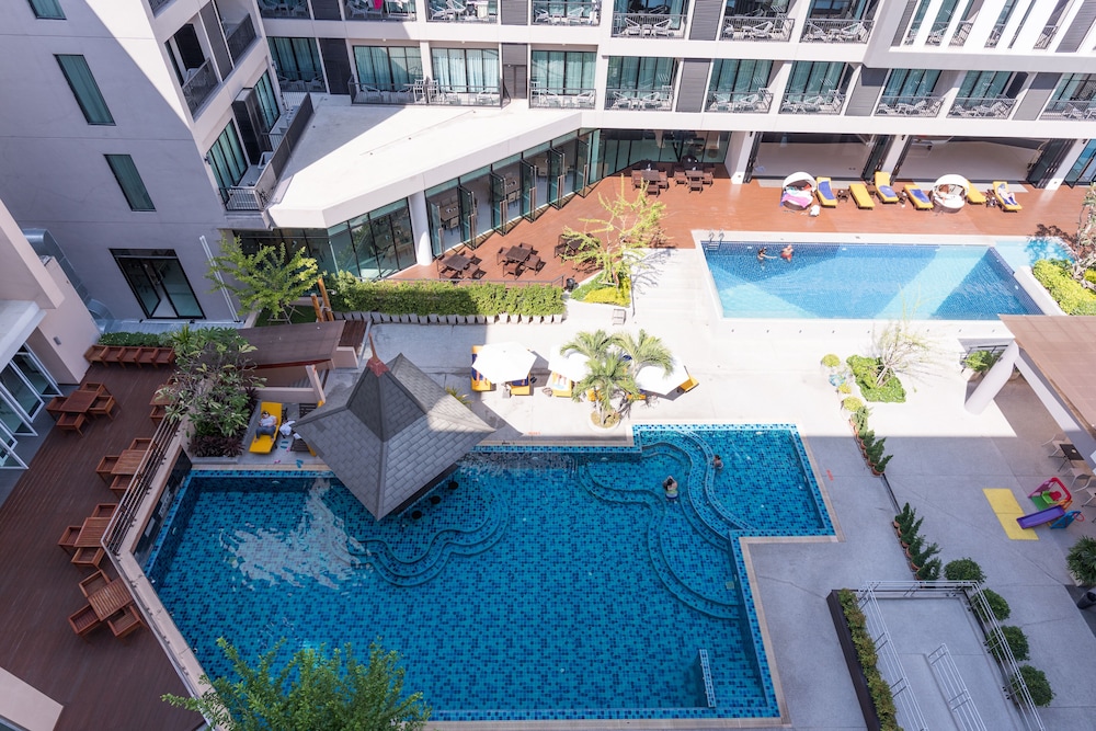 Deluxe Pool View - Photo 6