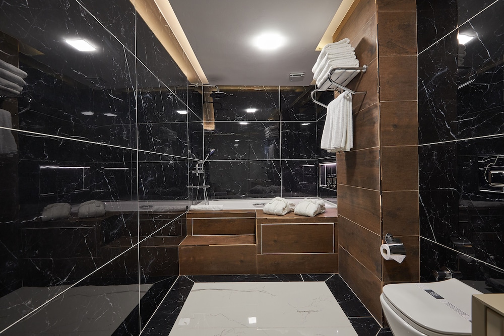 Family Room, Jetted Tub - Photo 3
