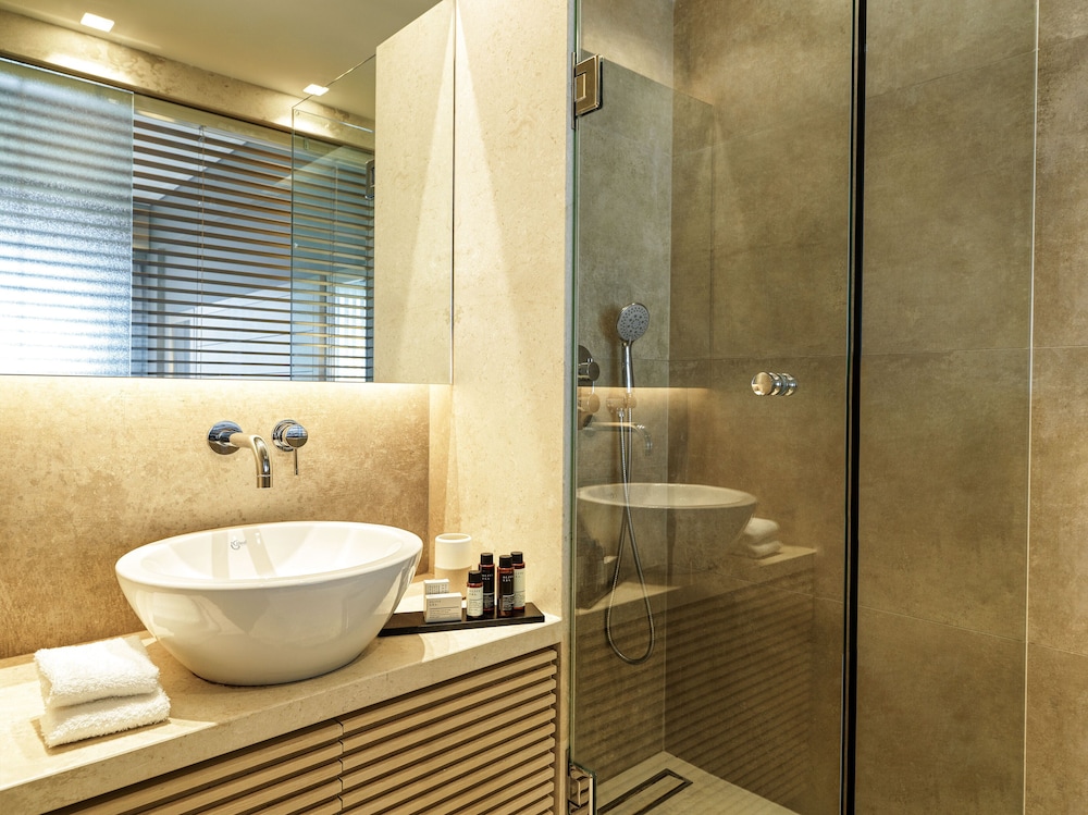 Premium Double or Twin Room, Partial Sea View thumbnail 6