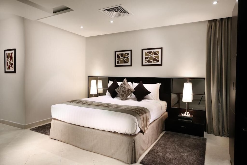 Deluxe Suite, City View