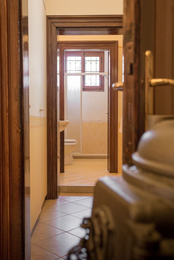 Comfort Double Room, 1 King Bed, Private Bathroom photo 2