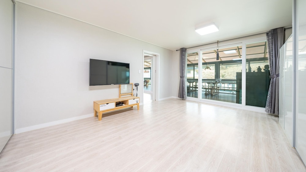 Basic Room, 1 Bedroom (Mujigae) - Photo 1