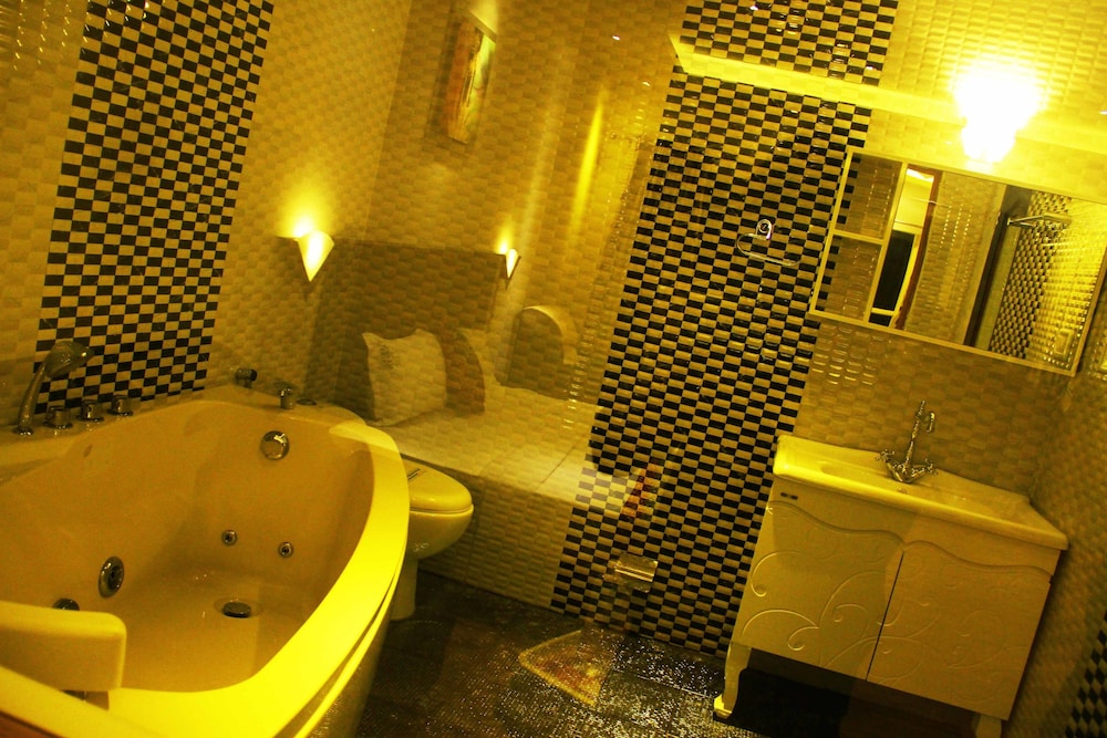Honeymoon Suite, Bathtub photo 2