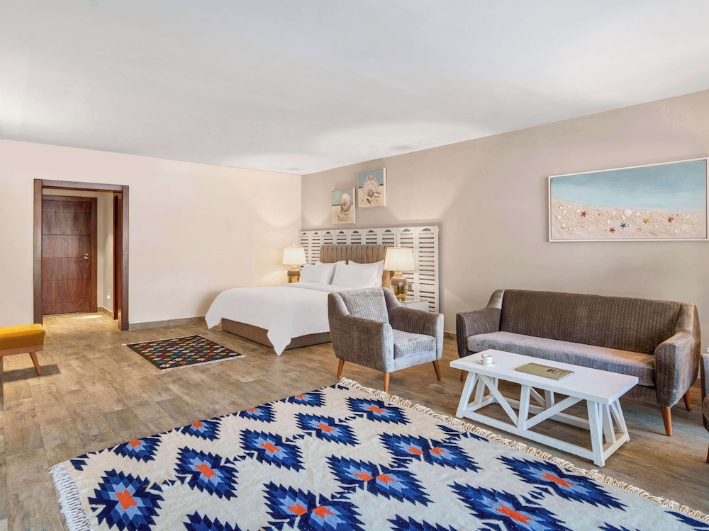 Deluxe Room, 1 King Bed, Accessible photo 3