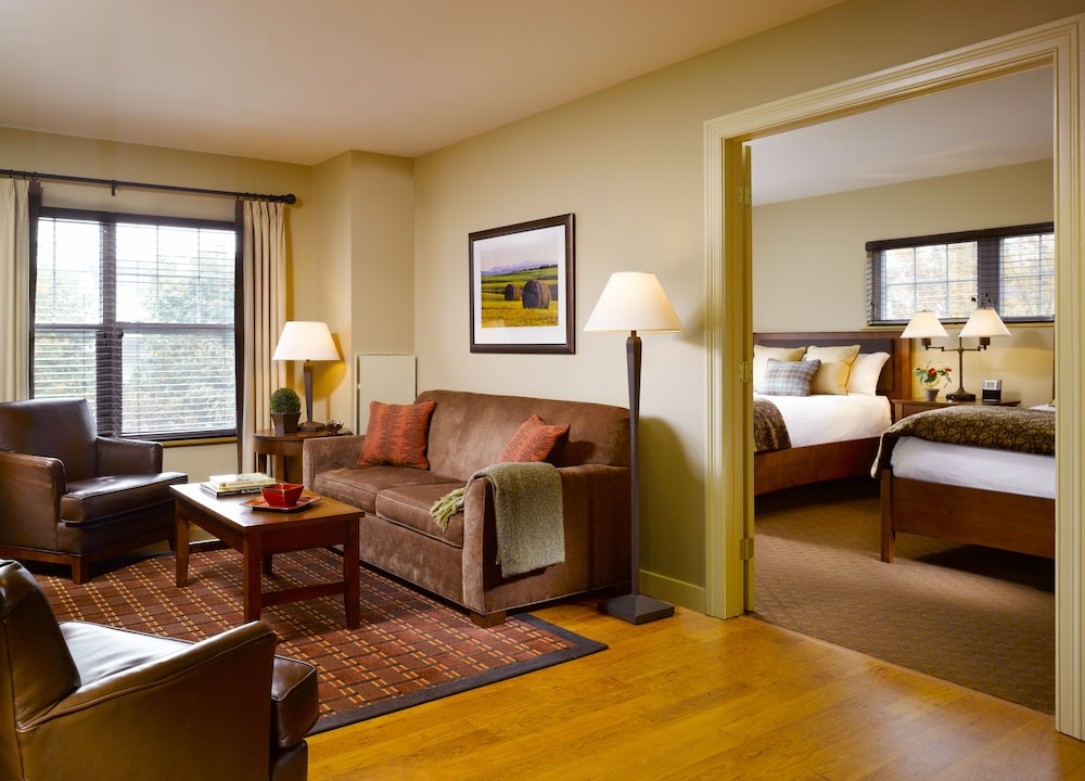 Fireplace Two-Bedroom, Two-Bath Suite - 1 King 2 Double Beds