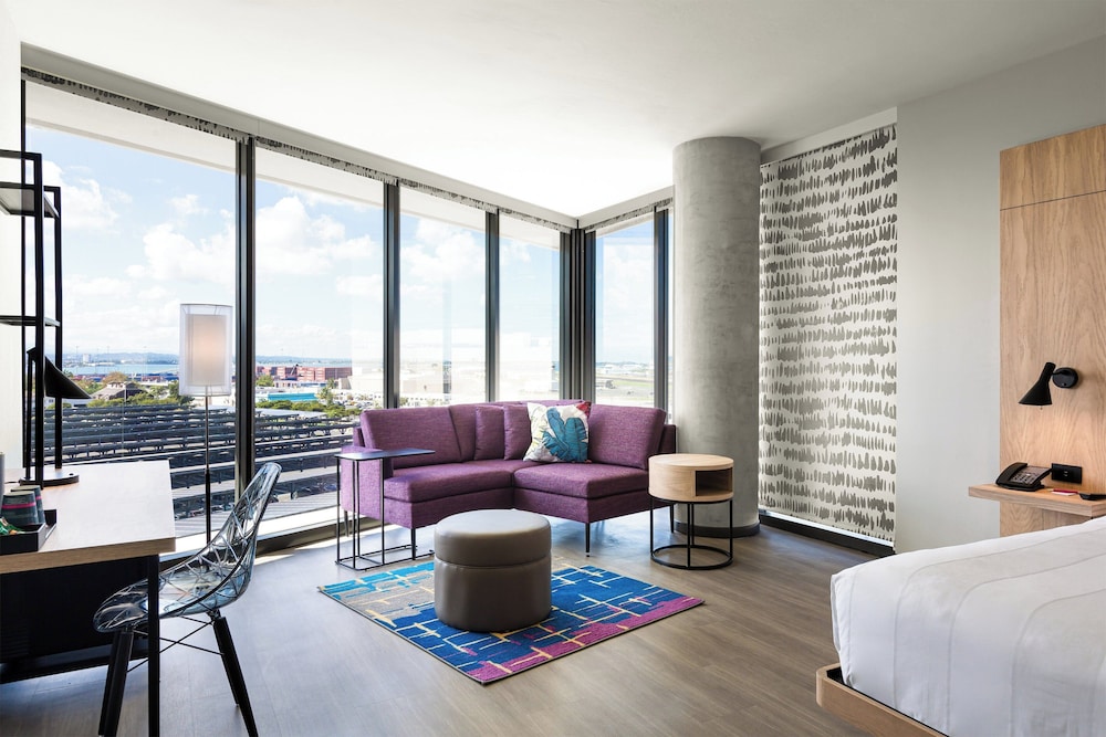 Room, 1 King Bed, City View, Corner (Mobility Accessible, Roll-in Shower)