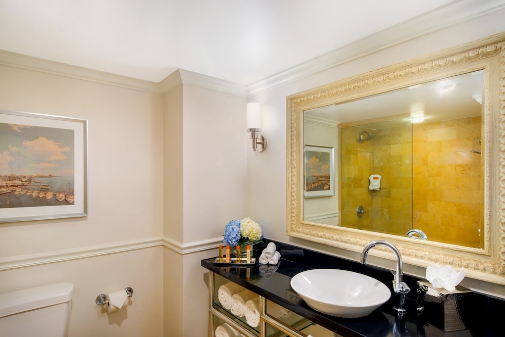 Room, 2 Queen Beds, Mobility Accessible - Photo 2
