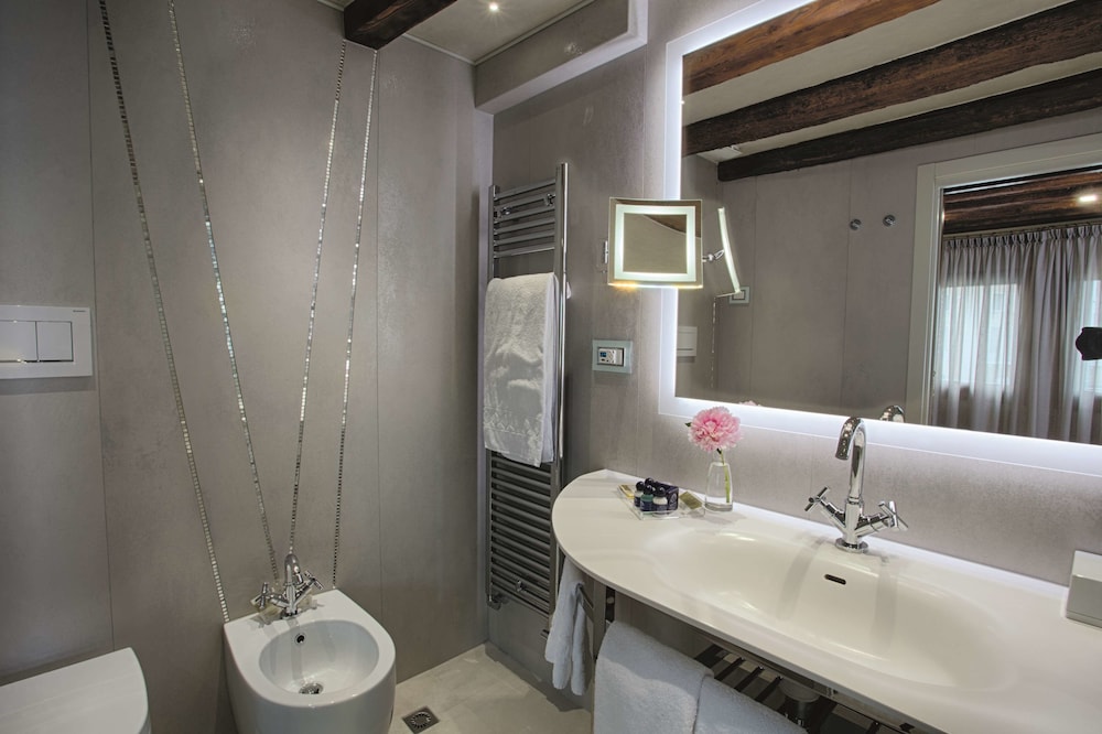 Deluxe Triple Room, Canal View (Small Canal and/or Garden) thumbnail 5
