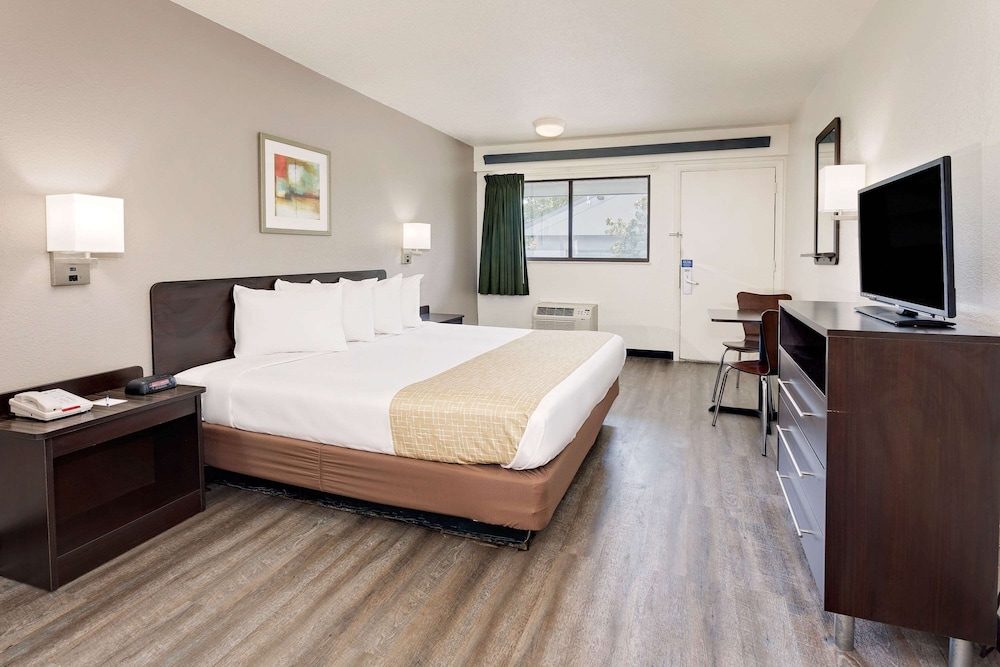 Standard Room, 1 King Bed - Photo 6