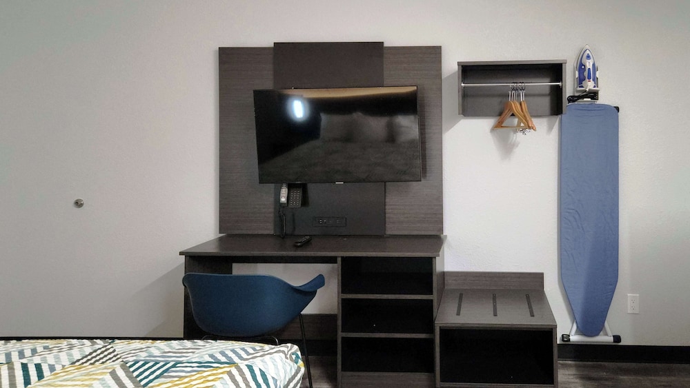 Standard Room, 1 King Bed, Non Smoking, Kitchen - Photo 6
