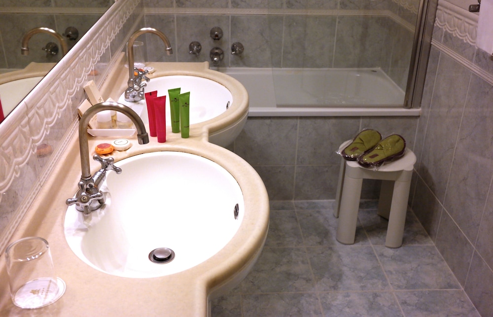 Classic Twin Room thumbnail 5