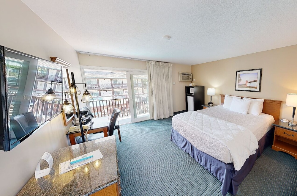 Signature Room, 1 King Bed Upstairs, Balcony (1 king bed nonsmoking) - Photo 2