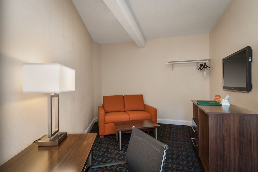 Suite, Multiple Beds, Non Smoking (2 Queen Beds, Sofa Bed), photo 6