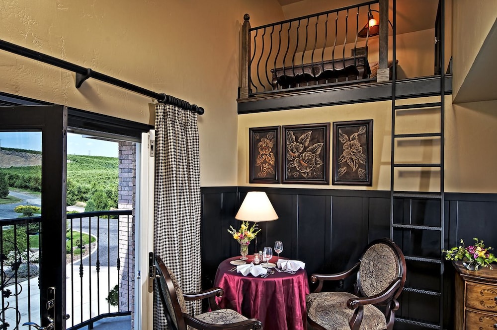 Luxury Suite, 1 King Bed, Jetted Tub, Courtyard Area (German Decor) photo 2