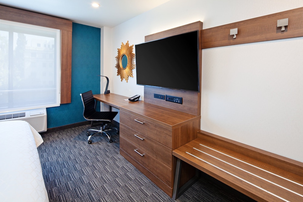 Suite, 2 Queen Beds, Accessible Bathtub (Accessible Tub) thumbnail 5