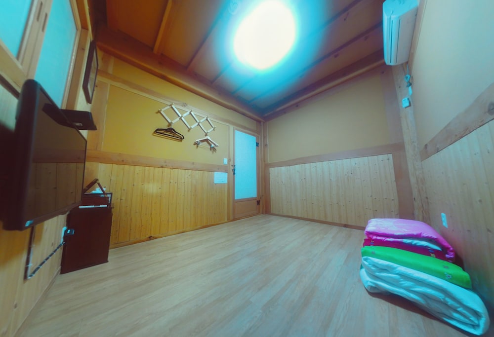 Quadruple Room, Private Bathroom (Free Korean Traditional Clothes Exp.) photo 3