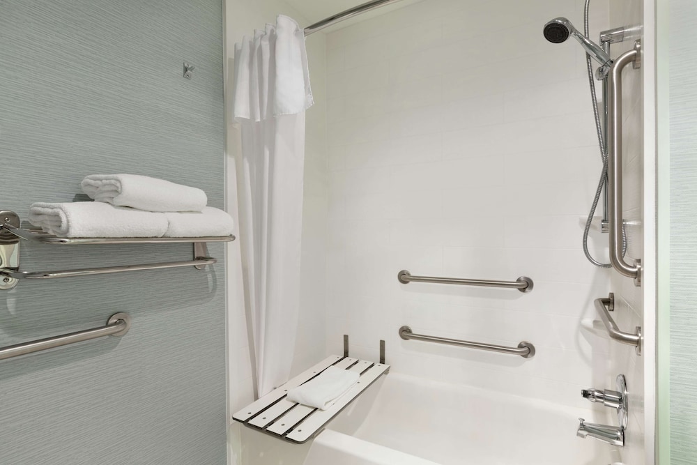 Suite, 1 King Bed, Accessible, Bathtub photo 2