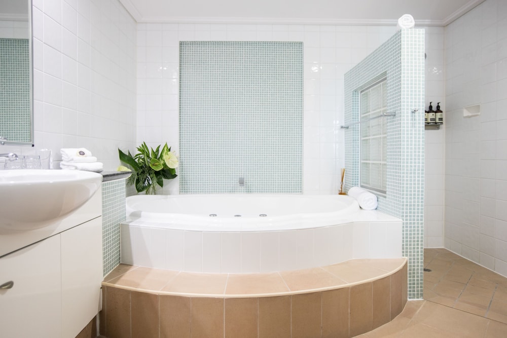 Executive Suite, Pool View - Photo 4