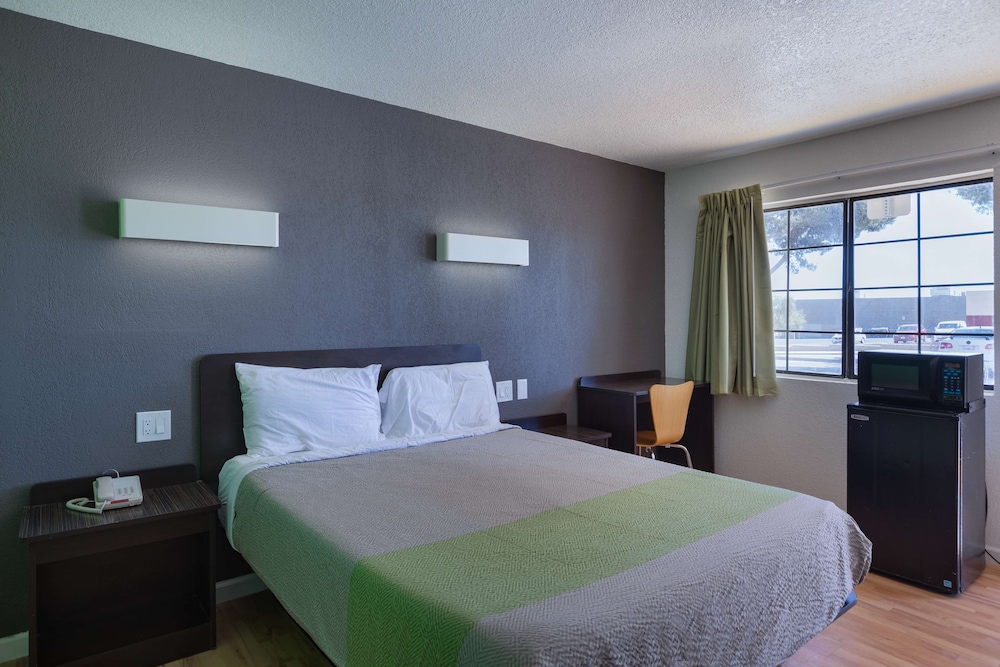 Deluxe Suite, 1 Queen Bed, Non Smoking, Kitchenette - Photo 2