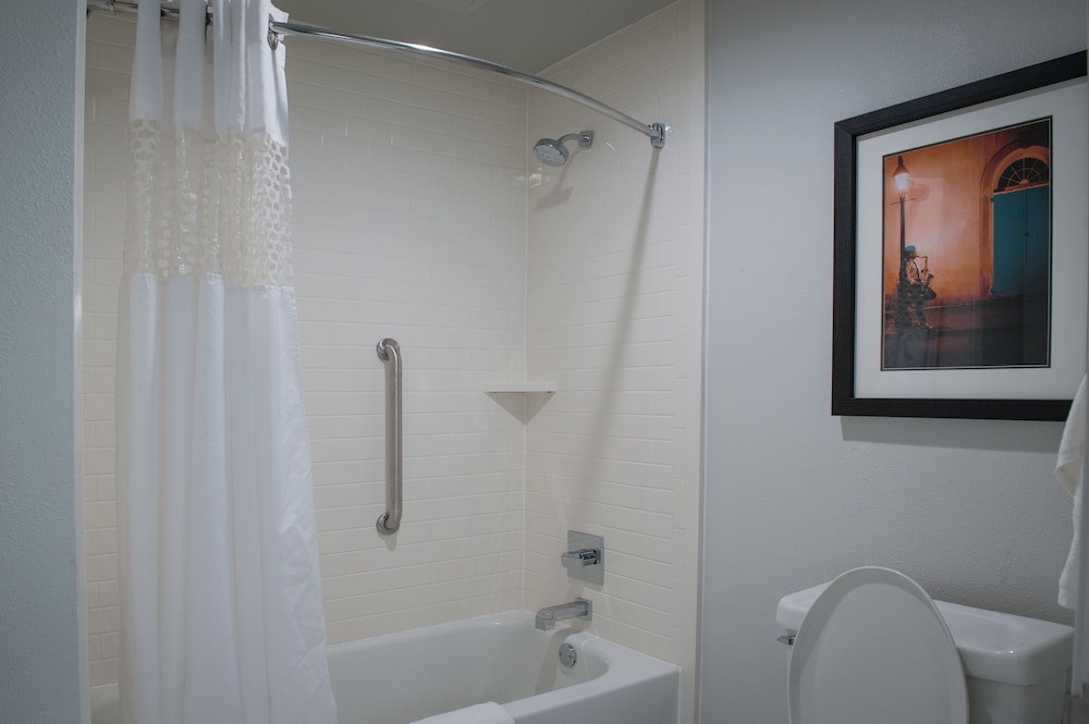 Studio suite with king bed - Photo 7