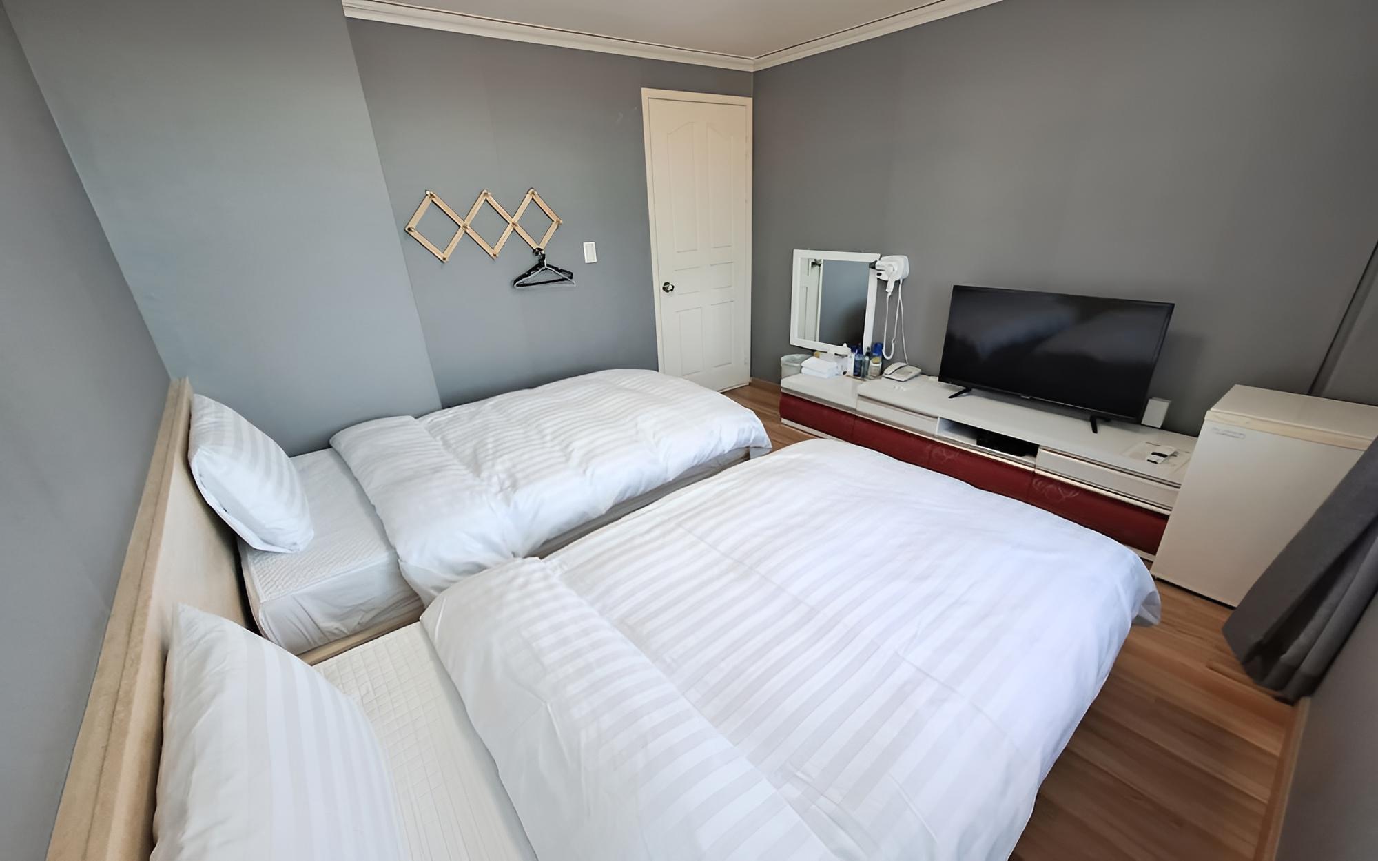 Room (Standard Twin (Mountain View)) photo 1