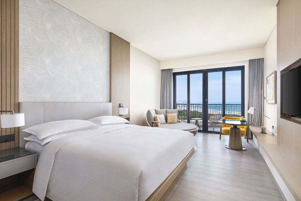 Room, 1 King Bed, Balcony, Partial Sea View