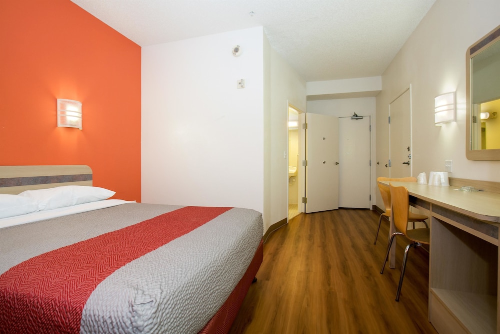 Deluxe Room, 1 Queen Bed, Non Smoking photo 1