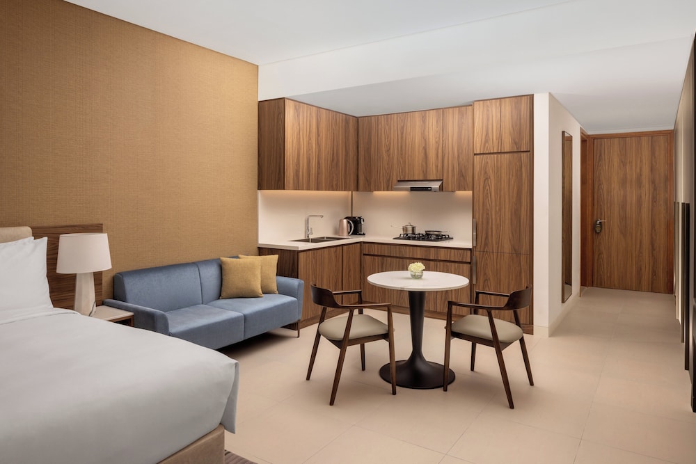 Studio Suite, 1 King Bed, Balcony (Furnished Balcony) thumbnail 6