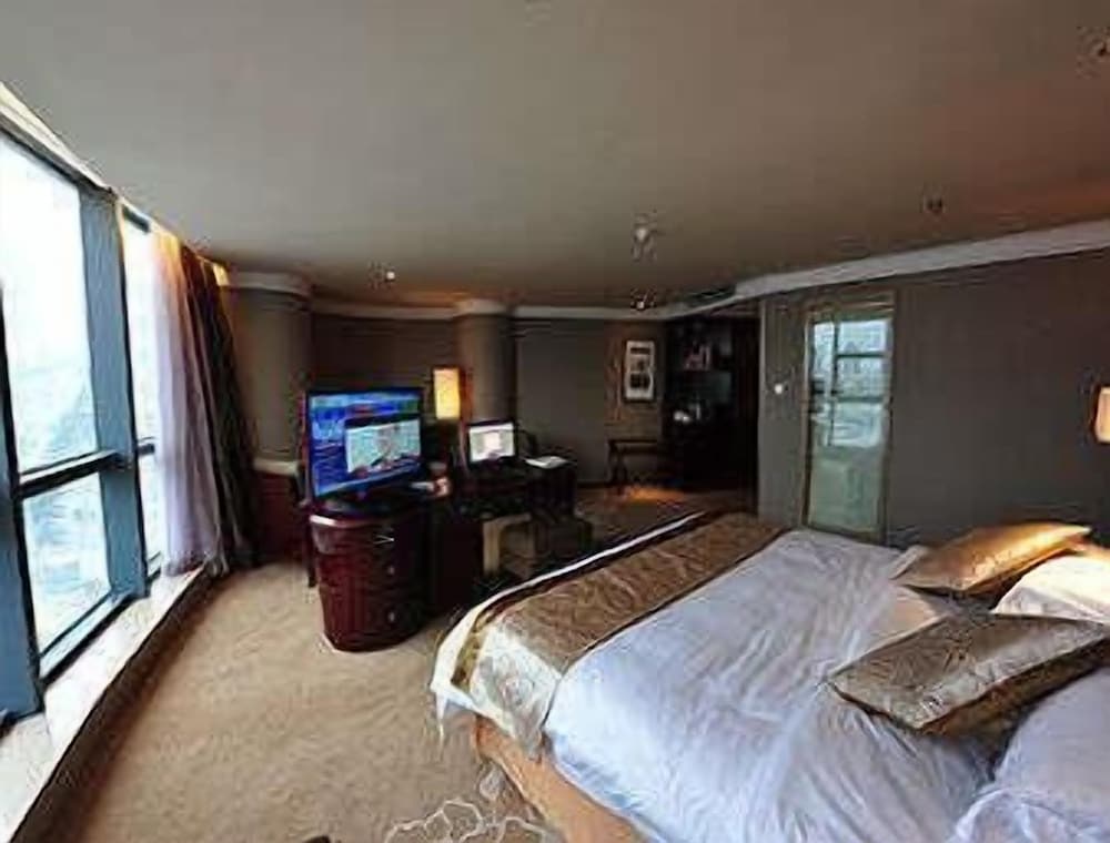 Deluxe Duplex, 1 Queen Bed, Smoking photo 1