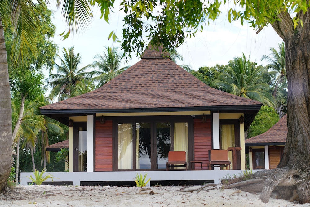Deluxe Beachfront Family Villa photo 2
