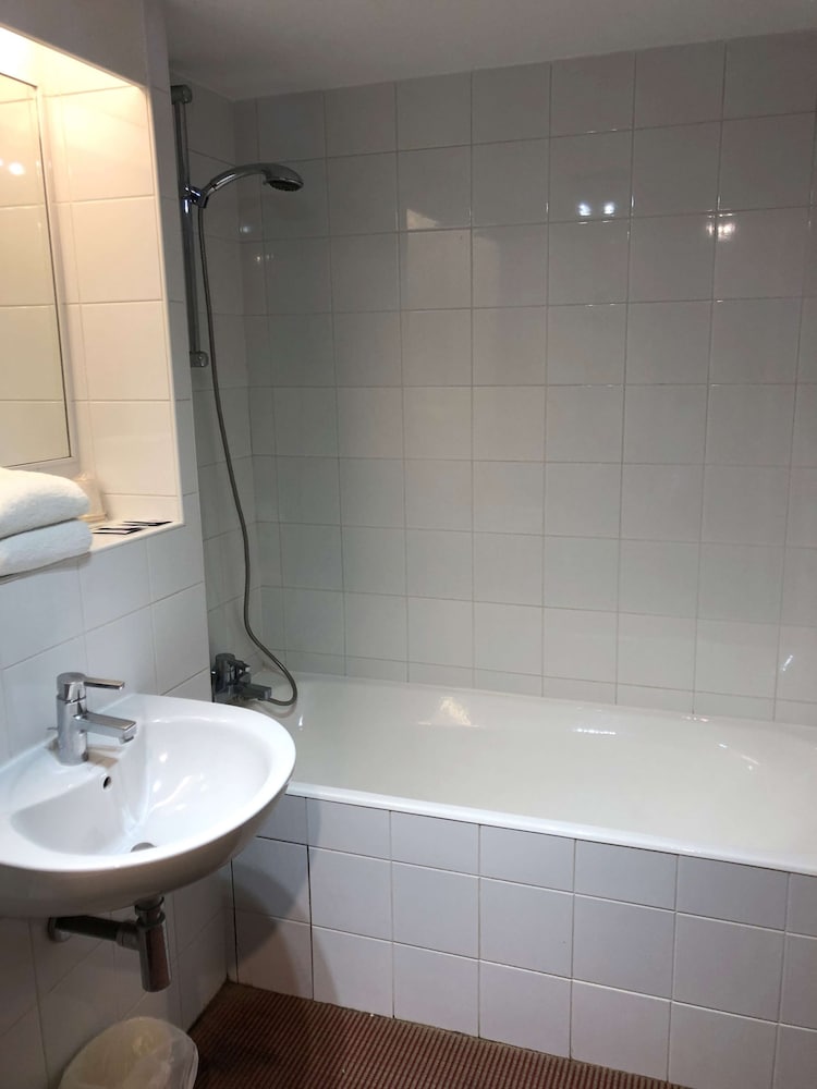 Standard Room, 2 Twin Beds - Photo 15
