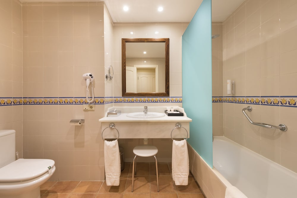Comfort Twin Room (Single use) Comfort Twin Room (Single use)
