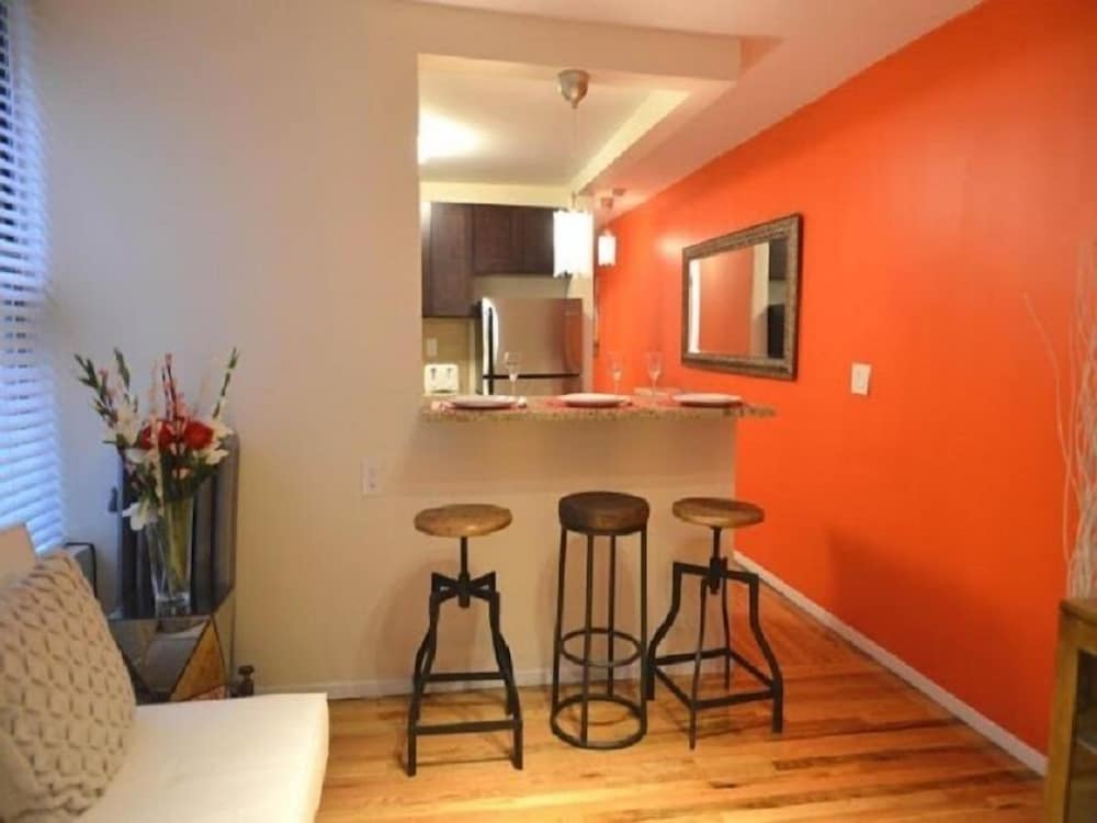 City Apartment, 3 Bedrooms photo 2