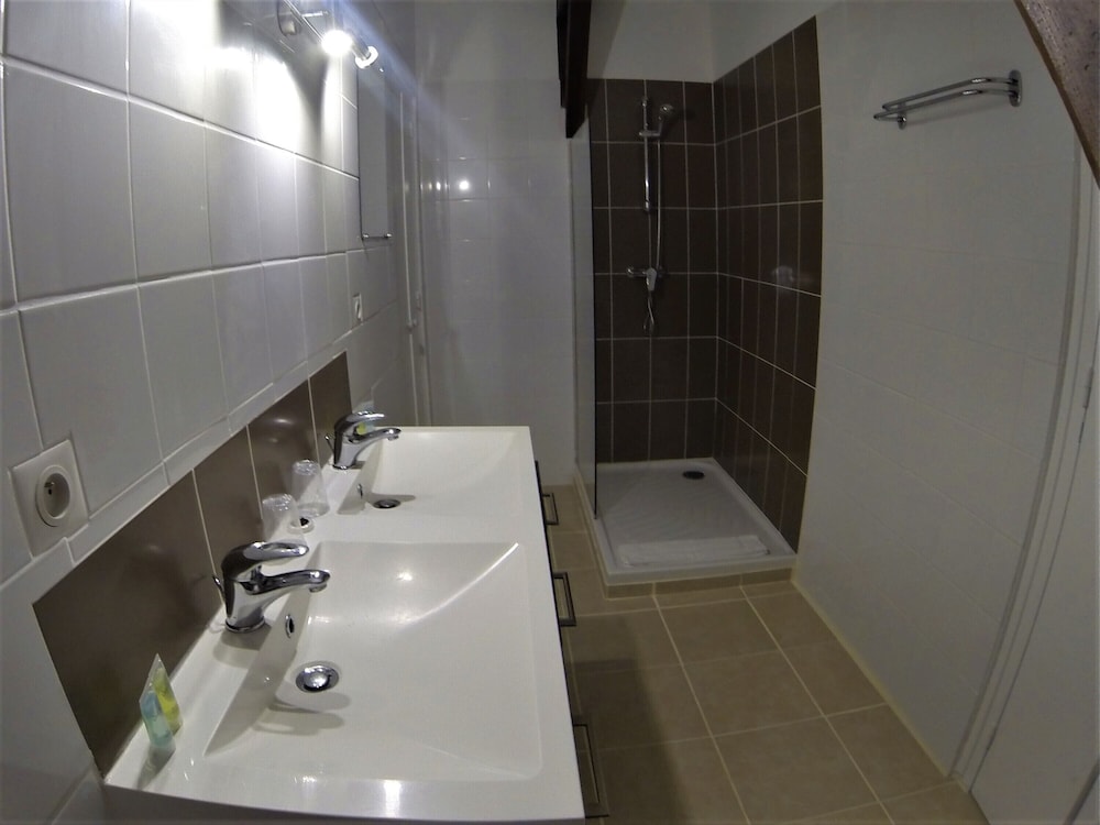 Suite, Ensuite photo 3
