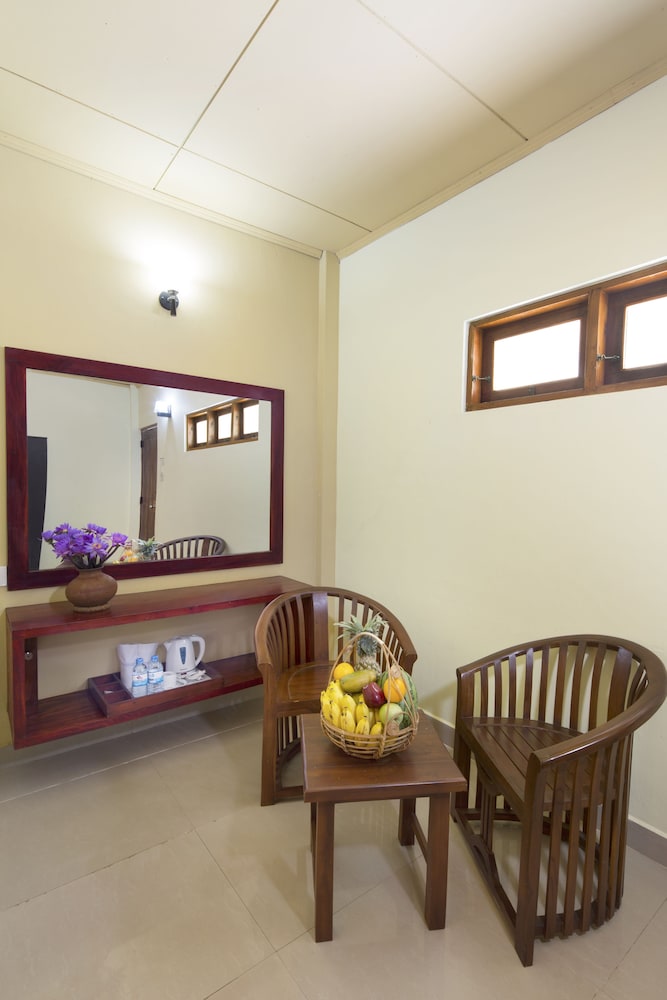 Basic Double Room, 1 King Bed, Ensuite photo 2