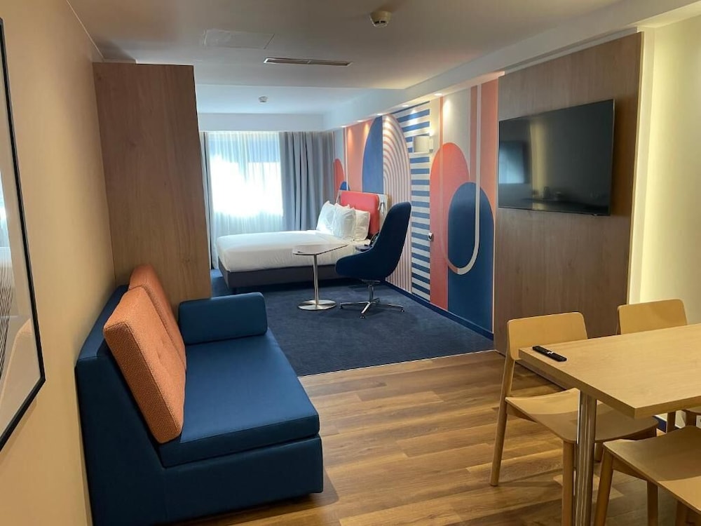 Suite - Photo 1