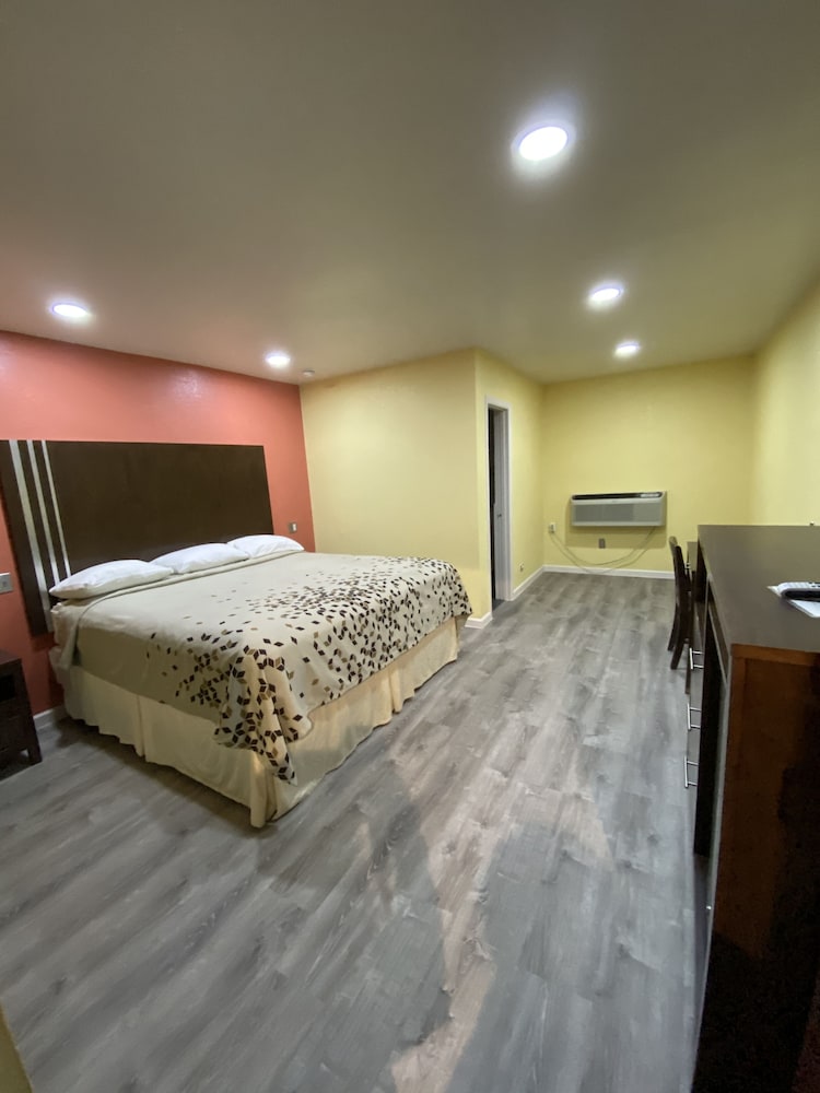 Standard Room, 1 King Bed, Non Smoking photo 3