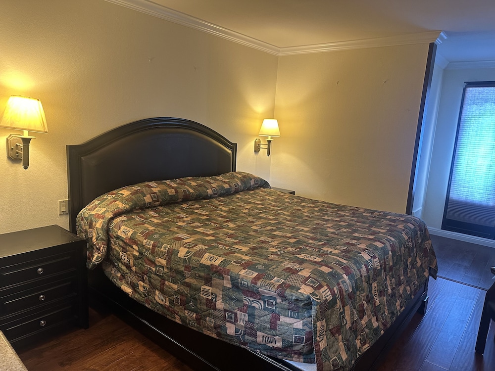 Basic Room, 1 King Bed, Non Smoking - Photo 5