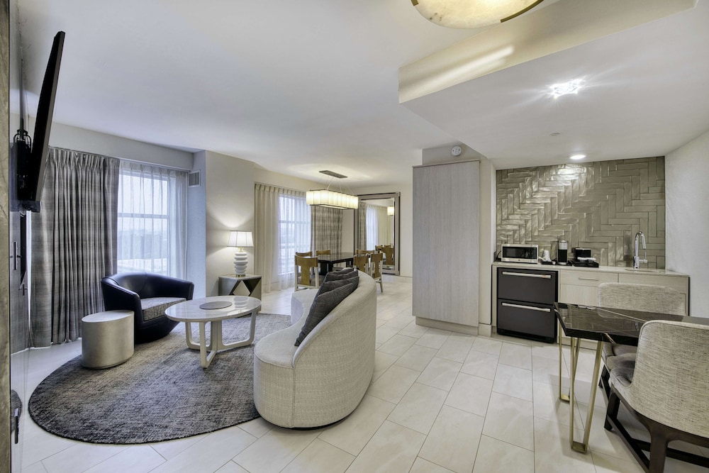 Executive Suite, 1 King Bed - Photo 3